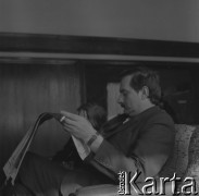 Sierpień 1980, Gdańsk, Polska.
Strajk okupacyjny w Stoczni Gdańskiej im. Lenina. Lech Wałęsa czyta gazetę.
Fot. Zbigniew Trybek, zbiory Ośrodka KARTA

