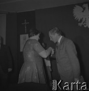 Sierpień 1980, Gdańsk, Polska.
Strajk okupacyjny w Stoczni Gdańskiej im. Lenina. Wojewoda gdański Jerzy Kołodziejski wita się z Henryką Krzywonos.
Fot. Zbigniew Trybek, zbiory Ośrodka KARTA

