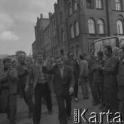 Sierpień 1980, Gdańsk, Polska.
Strajk okupacyjny w Stoczni Gdańskiej im. Lenina. Lech Wałęsa w otoczeniu strajkujących robotników, obok niego ochroniarz Waldemar Stawicki.
Fot. Zbigniew Trybek, zbiory Ośrodka KARTA

