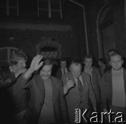 Sierpień 1980, Gdańsk, Polska.
Strajk okupacyjny w Stoczni Gdańskiej im. Lenina. Lech Wałęsa i wicepremier Mieczysław Jagielski opuszczają salę BHP, 1. z lewej ochroniarz L. Wałęsy Waldemar Stawicki.
Fot. Zbigniew Trybek, zbiory Ośrodka KARTA

