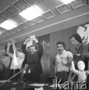 26.08.1980, Gdańsk, Polska.
Strajk okupacyjny w Stoczni Gdańskiej im. Lenina. Zebranie w sali BHP. Lech Wałęsa trzyma plik banknotów, 1. z lewej stoi Zdzisław Kobyliński, 2. z prawej Claude Sardais z francuskiego związku CFDT, który odwiedził Stocznię Gdańską i zadeklarował poparcie dla strajkujących oraz przekazał 11 tys. franków francuskich.
Fot. Zbigniew Trybek, zbiory Ośrodka KARTA

