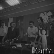 26.08.1980, Gdańsk, Polska.
Strajk okupacyjny w Stoczni Gdańskiej im. Lenina. Zebranie w sali BHP. 2. z lewej Lech Wałęsa, 1. z prawej Florian Wiśniewski, przemawia Claude Sardais z francuskiego związku CFDT, który odwiedził Stocznię Gdańską i zadeklarował poparcie dla strajkujących oraz przekazał 11 tys. franków francuskich.
Fot. Zbigniew Trybek, zbiory Ośrodka KARTA

