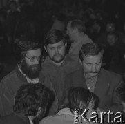 Sierpień 1980, Gdańsk, Polska.
Strajk okupacyjny w Stoczni Gdańskiej im. Lenina. Z prawej stoi Lech Wałęsa.
Fot. Zbigniew Trybek, zbiory Ośrodka KARTA

