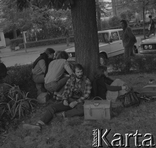 Sierpień 1980, Gdańsk, Polska.
Strajk okupacyjny w Stoczni Gdańskiej im. Lenina. Pod drzewem siedzi fotograf Zbigniew Trybek.
Fot. Zbigniew Trybek, zbiory Ośrodka KARTA

