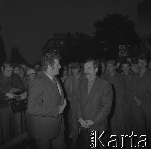 Sierpień 1980, Gdańsk, Polska.
Strajk okupacyjny w Stoczni Gdańskiej im. Lenina. Lech Wałęsa rozmawia z dyrektorem stoczni Klemensem Gniechem. Za nimi zgromadzeni stoczniowcy.
Fot. Zbigniew Trybek, zbiory Ośrodka KARTA


