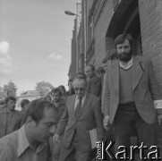 31.08.1980, Gdańsk, Polska.
Strajk okupacyjny w Stoczni Gdańskiej im. Lenina. Komisja rządowa opuszcza salę BHP po podpisaniu porozumienia z przedstawicielami strajkujących. W środku wicepremier Mieczysław Jagielski.
Fot. Zbigniew Trybek, zbiory Ośrodka KARTA

