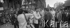 Sierpień 1980, Gdańsk, Polska.
Strajk okupacyjny w Stoczni Gdańskiej im. Lenina. Fotoreporterzy na terenie stoczni, wokół zgromadzeni robotnicy.
Fot. Zbigniew Trybek, zbiory Ośrodka KARTA

