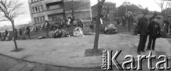 Przed 16.12.1980, Gdańsk, Polska.
Okolice plac budowy Pomnika Poległych Stoczniowców. Na pierwszym zdjęciu górnicy w strojach galowych, w tle wieńce zawieszone na ogrodzeniu.
Fot. Zbigniew Trybek, zbiory Ośrodka KARTA