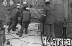 Przed 16.12.1980, Gdańsk, Polska.
Plac budowy Pomnika Poległych Stoczniowców - robotnicy dokręcają śrubę w pomniku.
Fot. Zbigniew Trybek, zbiory Ośrodka KARTA