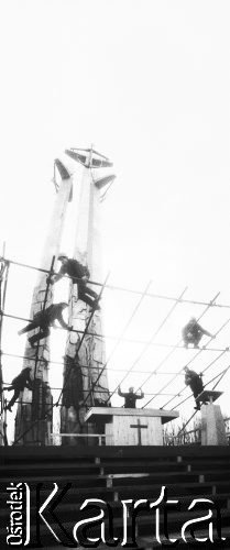 Przed 16.12.1980, Gdańsk, Polska.
Plac budowy Pomnika Poległych Stoczniowców. Robotnicy na rusztowaniach okalających pomnik.
Fot. Zbigniew Trybek, zbiory Ośrodka KARTA