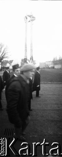 16.12.1980, Gdańsk, Polska.
Ludzie przechodzą przy Pomniku Poległych Stoczniowców, są wśród nich górnicy w strojach galowych.
Fot. Zbigniew Trybek, zbiory Ośrodka KARTA