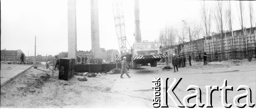 Przed 16.12.1980, Gdańsk, Polska.
Plac budowy Pomnika Poległych Stoczniowców. Pod pomnikiem stoi cięzarówka z dźwigiem.
Fot. Zbigniew Trybek, zbiory Ośrodka KARTA