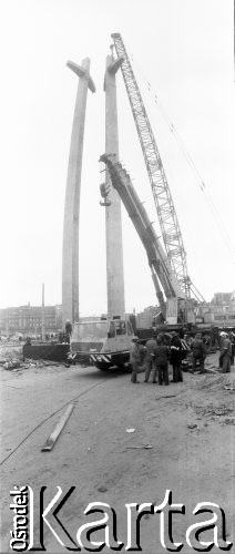 Przed 16.12.1980, Gdańsk, Polska.
Plac budowy Pomnika Poległych Stoczniowców. Pod pomnikiem stoi ciężarówka z dźwigiem.
Fot. Zbigniew Trybek, zbiory Ośrodka KARTA
