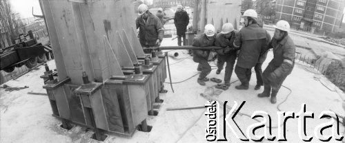 Przed 16.12.1980, Gdańsk, Polska.
Plac budowy Pomnika Poległych Stoczniowców - robotnicy przy pracy.
Fot. Zbigniew Trybek, zbiory Ośrodka KARTA
