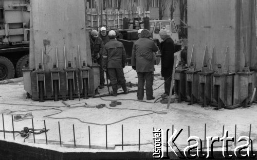 Przed 16.12.1980, Gdańsk, Polska.
Plac budowy Pomnika Poległych Stoczniowców - robotnicy przy pracy.
Fot. Zbigniew Trybek, zbiory Ośrodka KARTA
