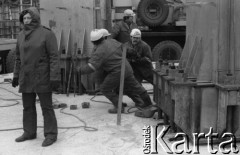 Przed 16.12.1980, Gdańsk, Polska.
Plac budowy Pomnika Poległych Stoczniowców - robotnicy przy pracy.
Fot. Zbigniew Trybek, zbiory Ośrodka KARTA