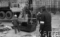 Przed 16.12.1980, Gdańsk, Polska.
Plac budowy Pomnika Poległych Stoczniowców - robotnicy przy pracy. Jeden z mężczyzn na ramieniu nosi opaskę w barwach narodowych.
Fot. Zbigniew Trybek, zbiory Ośrodka KARTA