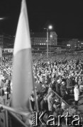 16.12.1980, Gdańsk, Polska.
Uroczyste odsłonięcie Pomnika Poległych Stoczniowców. Tłum zgromadzony przed pomnikiem, na pierwszym planie powiewa flaga.
Fot. Zbigniew Trybek, zbiory Ośrodka KARTA