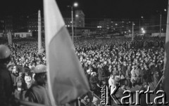 16.12.1980, Gdańsk, Polska.
Uroczyste odsłonięcie Pomnika Poległych Stoczniowców. Tłum zgromadzony przed pomnikiem, na pierwszym planie powiewa flaga.
Fot. Zbigniew Trybek, zbiory Ośrodka KARTA