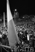 16.12.1980, Gdańsk, Polska.
Uroczyste odsłonięcie Pomnika Poległych Stoczniowców. Tłum zgromadzony przed pomnikiem, na pierwszym planie powiewa flaga.
Fot. Zbigniew Trybek, zbiory Ośrodka KARTA