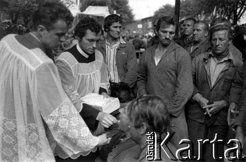 Sierpień 1980, Gdynia, Polska.
Strajk okupacyjny w Stoczni im. Komuny Paryskiej. Msza św. na terenie Stoczni, moment udzielania komunii. 
Fot. Zbigniew Trybek, zbiory Ośrodka KARTA