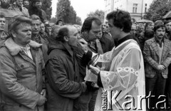 Sierpień 1980, Gdynia, Polska.
Strajk okupacyjny w Stoczni im. Komuny Paryskiej. Msza św. na terenie Stoczni, moment udzielania komunii. 
Fot. Zbigniew Trybek, zbiory Ośrodka KARTA