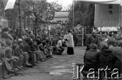 Sierpień 1980, Gdynia, Polska.
Strajk okupacyjny w Stoczni im. Komuny Paryskiej. Msza św. na terenie Stoczni, moment udzielania komunii. 
Fot. Zbigniew Trybek, zbiory Ośrodka KARTA