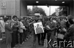 Sierpień 1980, Gdynia, Polska.
Strajk okupacyjny w Stoczni im. Komuny Paryskiej. Stoczniowcy wynoszą za bramę obraz Matki Boskiej.
Fot. Zbigniew Trybek, zbiory Ośrodka KARTA