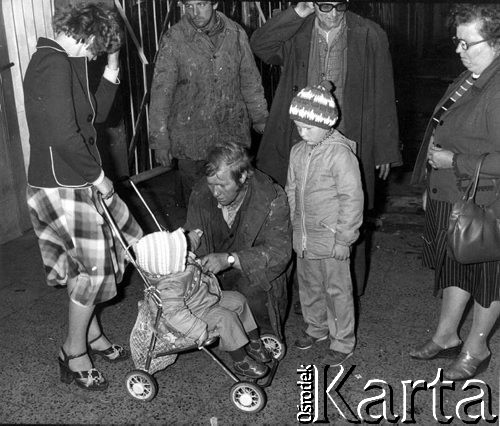 Sierpień 1980, Gdynia, Polska.
Strajk okupacyjny w Stoczni im. Komuny Paryskiej. Spotkanie z najbliższymi.
Fot. Zbigniew Trybek, zbiory Ośrodka KARTA