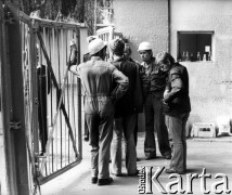 Sierpień 1980, Gdynia, Polska.
Strajk okupacyjny w Stoczni im. Komuny Paryskiej. Robotnicy przy bramie.
Fot. Zbigniew Trybek, zbiory Ośrodka KARTA