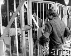 Sierpień 1980, Gdynia, Polska.
Strajk okupacyjny w Stoczni im. Komuny Paryskiej. Przekazanie przesyłki przez płot.
Fot. Zbigniew Trybek, zbiory Ośrodka KARTA