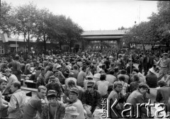 Sierpień 1980, Gdynia, Polska.
Strajk okupacyjny w Stoczni im. Komuny Paryskiej. Robotnicy siedzą na ławkach.
Fot. Zbigniew Trybek, zbiory Ośrodka KARTA