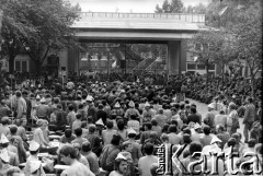 Sierpień 1980, Gdynia, Polska.
Strajk okupacyjny w Stoczni im. Komuny Paryskiej. Robotnicy siedzą na ławkach.
Fot. Zbigniew Trybek, zbiory Ośrodka KARTA