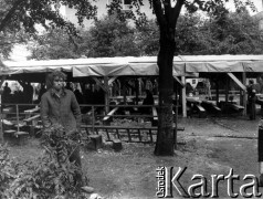 Sierpień 1980, Gdynia, Polska.
Strajk okupacyjny w Stoczni im. Komuny Paryskiej. Na zdjęciu robotnik, za nim stoły i ławki ustawione pod namiotem.
Fot. Zbigniew Trybek, zbiory Ośrodka KARTA