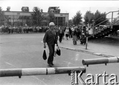 Sierpień 1980, Gdynia, Polska.
Strajk okupacyjny w Stoczni im. Komuny Paryskiej. Przekazywanie przesyłek na teren Stoczni.
Fot. Zbigniew Trybek, zbiory Ośrodka KARTA