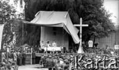 Sierpień 1980, Gdynia, Polska.
Strajk okupacyjny w Stoczni im. Komuny Paryskiej. Msza św. na terenie Stoczni, widok ołtarza z celebransem wygłaszającym kazanie.
Fot. Zbigniew Trybek, zbiory Ośrodka KARTA