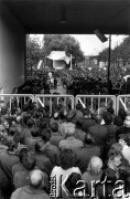 Sierpień 1980, Gdynia, Polska.
Strajk okupacyjny w Stoczni im. Komuny Paryskiej. Msza św. na terenie Stoczni, w której uczestniczą również ludzie zebrani za ogrodzeniem. W głębi widać ołtarz.
Fot. Zbigniew Trybek, zbiory Ośrodka KARTA