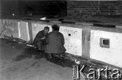 Sierpień 1980, Gdynia, Polska.
Strajk okupacyjny w Stoczni im. Komuny Paryskiej. Robotnicy na terenie stoczni.
Fot. Zbigniew Trybek, zbiory Ośrodka KARTA
