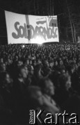 20-22.08.1981, Gdańsk, Polska.
I Przegląd Piosenki Prawdziwej (reżyseria Marek Karpiński, scenografia Andrzej Czeczot). Na zdjęciu publiczność, w tle transparent z napisem 