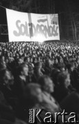 20-22.08.1981, Gdańsk, Polska.
I Przegląd Piosenki Prawdziwej (reżyseria Marek Karpiński, scenografia Andrzej Czeczot). Na zdjęciu publiczność, w tle transparent z napisem 