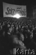 20-22.08.1981, Gdańsk, Polska.
I Przegląd Piosenki Prawdziwej (reżyseria Marek Karpiński, scenografia Andrzej Czeczot). Na zdjęciu publiczność, w tle transparent z napisem 