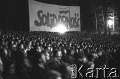 20-22.08.1981, Gdańsk, Polska.
I Przegląd Piosenki Prawdziwej (reżyseria Marek Karpiński, scenografia Andrzej Czeczot). Na zdjęciu publiczność, w tle transparent z napisem 