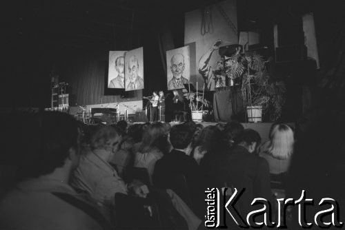 20-22.08.1981, Gdańsk, Polska.
I Przegląd Piosenki Prawdziwej (reżyseria Marek Karpiński, scenografia Andrzej Czeczot). Na zdjęciu publiczność scena, nad którą zawieszono karykatury: Bolesława Bieruta, Józefa Cyrankiewicza,  Władysława Gomułki.
Fot. Zbigniew Trybek, zbiory Ośrodka KARTA
