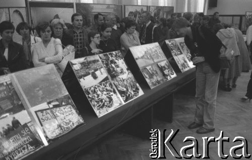 20-22.08.1981, Gdańsk, Polska.
I Przegląd Piosenki Prawdziwej (reżyseria Marek Karpiński, scenografia Andrzej Czeczot). Na zdjęciu publiczność festiwalu ogląda fotografie.
Fot. Zbigniew Trybek, zbiory Ośrodka KARTA