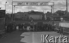 3.10.1980, Gdańsk, Polska.
Pracownicy Stoczni Gdańskiej biorą udział w ogólnopolskim, jednogodzinnym strajku ostrzegawczym. Na zdjęciu ludzie przy bramie stoczniowej.
Fot. Zbigniew Trybek, zbiory Ośrodka KARTA