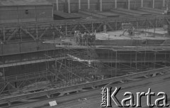 3.10.1980, Gdańsk, Polska.
Pracownicy Stoczni Gdańskiej biorą udział w ogólnopolskim, jednogodzinnym strajku ostrzegawczym. Na zdjęciu stoczniowcy stoją na szkielecie okrętu.
Fot. Zbigniew Trybek, zbiory Ośrodka KARTA