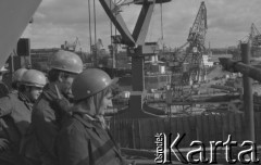 3.10.1980, Gdańsk, Polska.
Pracownicy Stoczni Gdańskiej biorą udział w ogólnopolskim, jednogodzinnym strajku ostrzegawczym. Na zdjęciu stoczniowcy patrzą na teren stoczni z góry.
Fot. Zbigniew Trybek, zbiory Ośrodka KARTA