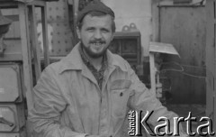 3.10.1980, Gdańsk, Polska.
Pracownicy Stoczni Gdańskiej biorą udział w ogólnopolskim, jednogodzinnym strajku ostrzegawczym. Na zdjęciu stoczniowiec.
Fot. Zbigniew Trybek, zbiory Ośrodka KARTA