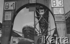3.10.1980, Gdańsk, Polska.
Pracownicy Stoczni Gdańskiej biorą udział w ogólnopolskim, jednogodzinnym strajku ostrzegawczym. Na zdjęciu stoczniowcy na kadłubie okrętu - widok przez metalową konstrukcję.
Fot. Zbigniew Trybek, zbiory Ośrodka KARTA