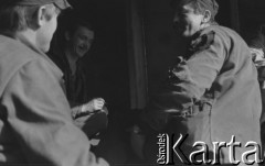 3.10.1980, Gdańsk, Polska.
Pracownicy Stoczni Gdańskiej biorą udział w ogólnopolskim, jednogodzinnym strajku ostrzegawczym. Na zdjęciu stoczniowcy w czasie strajku.
Fot. Zbigniew Trybek, zbiory Ośrodka KARTA